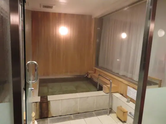お部屋の内風呂　もちろん温泉。広いです。