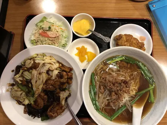 巨大な唐揚げ付き