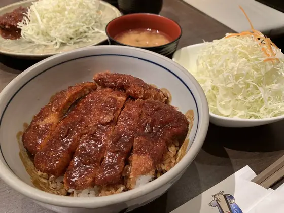 初めてだったので定番の味噌カツ丼