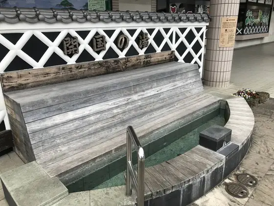 足湯に浸かって考えます。