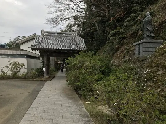 了仙寺の門を抜けます。