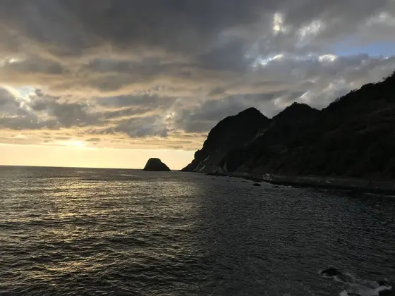 シルエットになった波勝崎