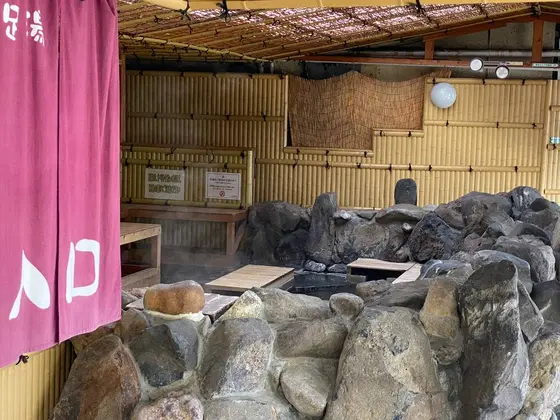 なんとホームに足湯です！