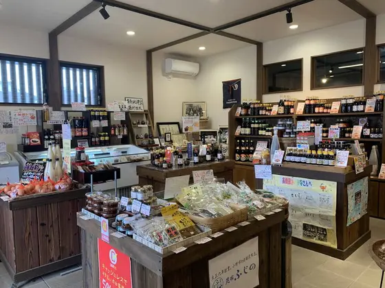 豊富な種類のお醤油と食卓を彩るご当地のうまいもんが盛沢山な店内です♪