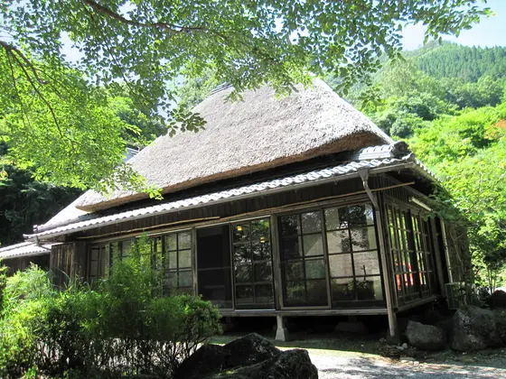湖畔に建つ茅葺屋根の宿