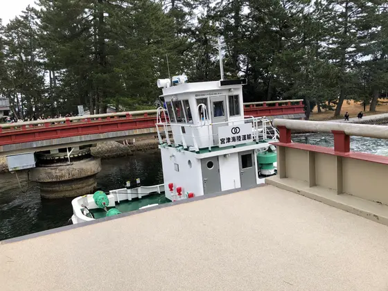 橋 回って 船が通行