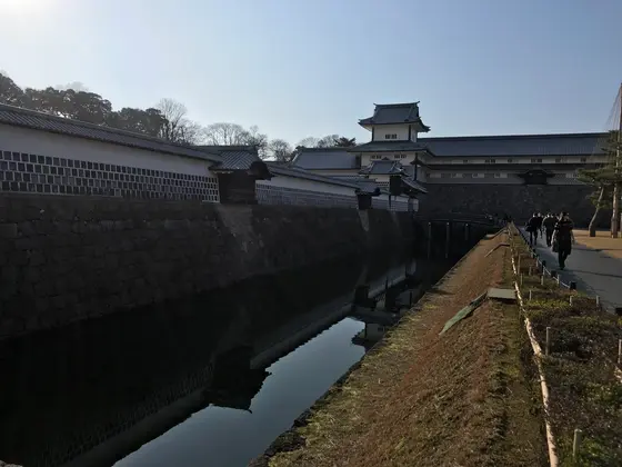 瓦が白いです。