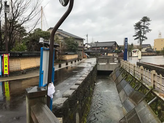 低く重く垂れ込む雲