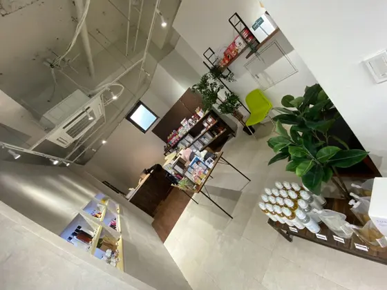 白を基調とした店内！