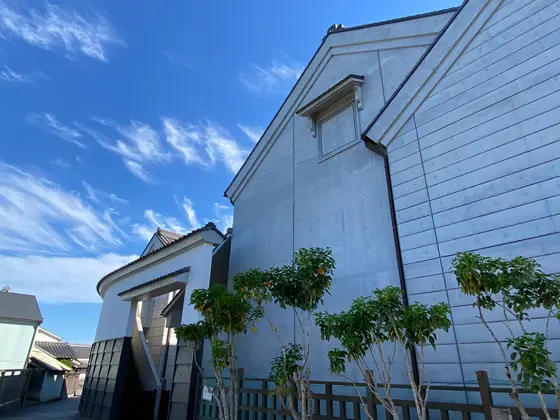 立派な記念館の建物