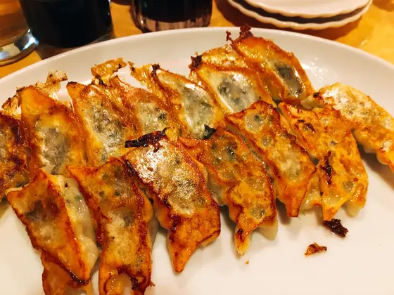 ひとくちサイズの餃子はオススメのタレで