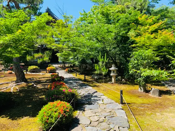中門をくぐると、前庭
