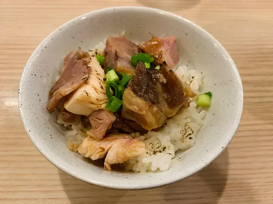 「鶏とローストポークのバターご飯」