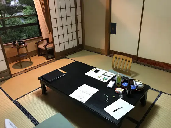 歴史を感じる広い部屋