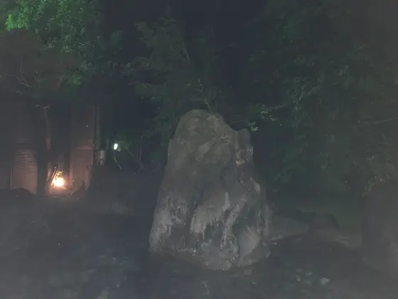 露天風呂中央の巨岩w