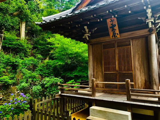 本堂の横
