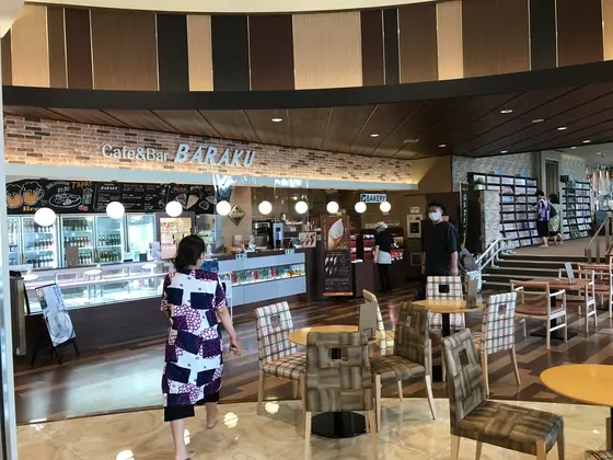 広場の横のカフェバー