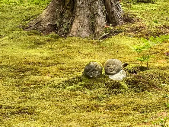 ◎寄り添うわらべ地蔵さん