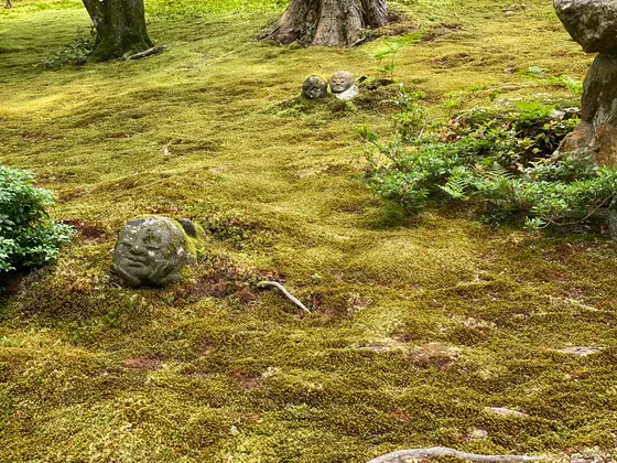 ◎寝そべるわらべ地蔵さん