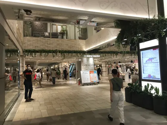 落ち着いたトーンの内装です。