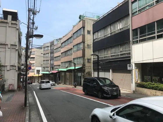 廃墟まがいのレトロビル