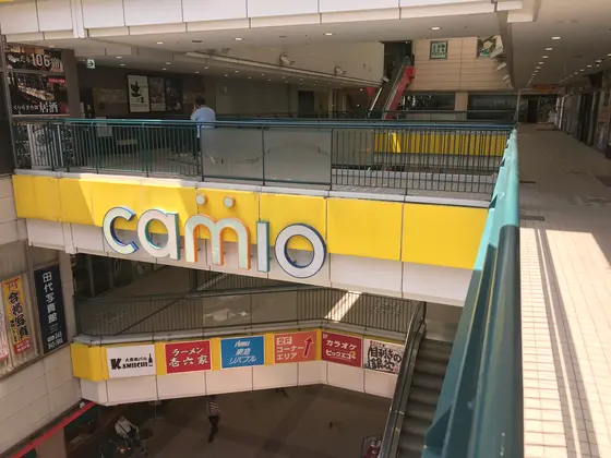 カラオケ店やスーパーなども
