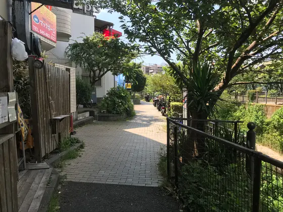 プロムナード沿いにはお店も