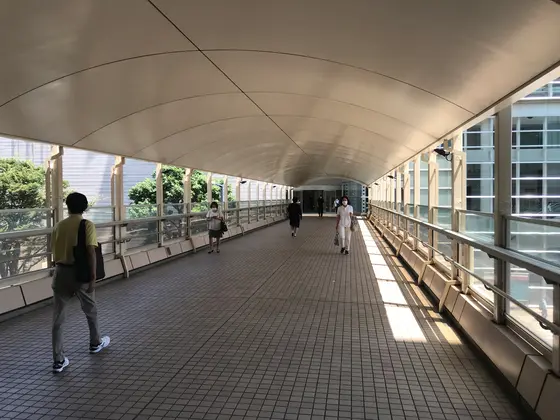 では、ペデデッキを渡ります。