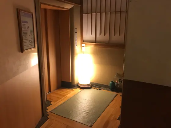 エレベーター前w