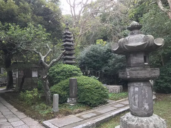 灯籠と石塔