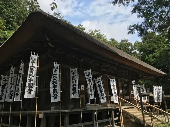 茅葺き屋根の本堂