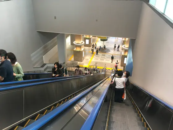 駅地下に降りるエスカレーター。