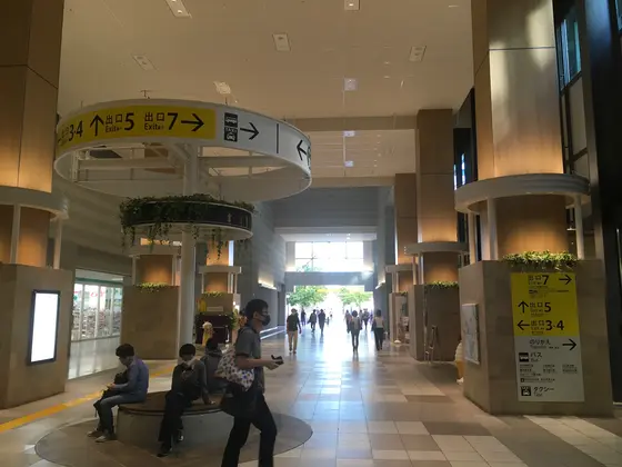 エスカレーター降りるとこんなんです。