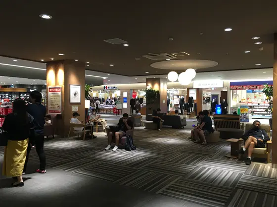 映画館ロビーもメガ級w