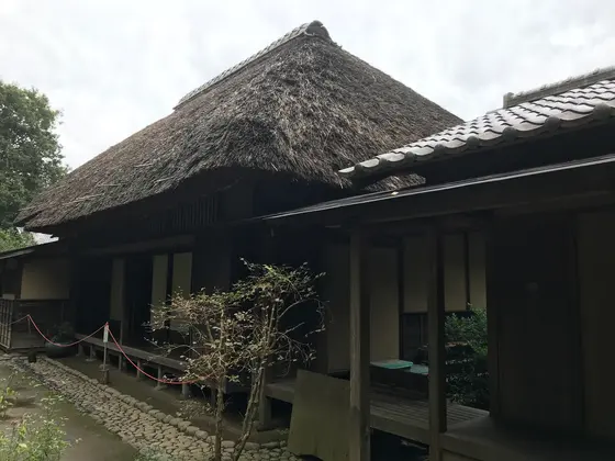 裏側に回ります。