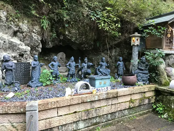 そんなに広くない境内