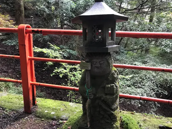 灯籠の台座まで