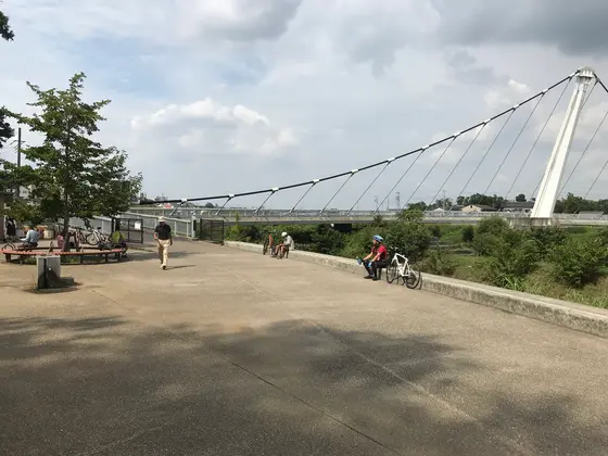 鷺舞橋を渡ると。