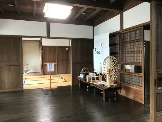 板張りの床