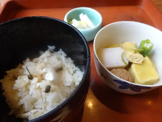 タイの炊き込みご飯と炊き合わせ