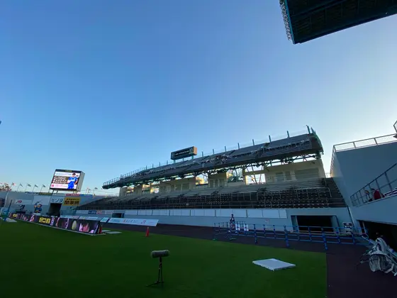 ゴール裏スタンドとピッチ