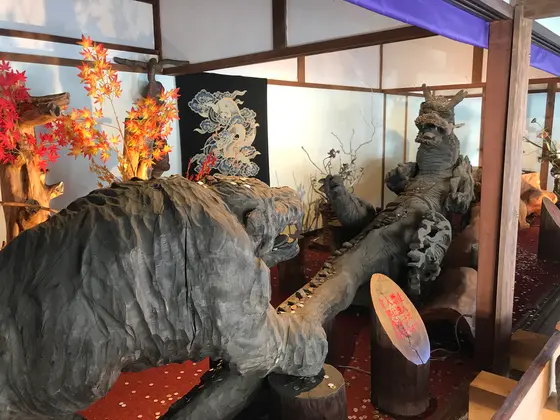 龍虎の像。