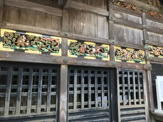 真ん中が三猿