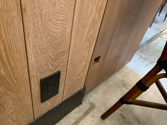 席によって電源あり