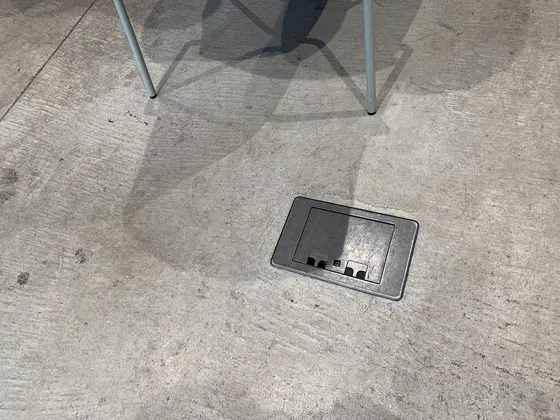 足元に電源