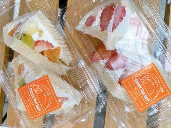 フルーツサンドと ィチゴサンド