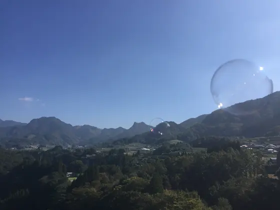 大空に飛ばすシャボン玉