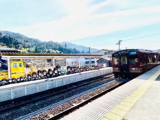駅のホームには 沢山の たぬき