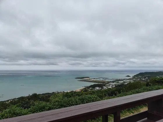 曇りでも青い海