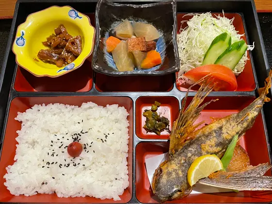 名物のトビウオ料理を堪能